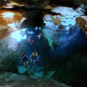 Chapada Diamantina - Mucugê (Cachoeira do Buracão + Poço Azul + Projeto Sempre Viva, Vinícola, Cemitério Bizantino Por R$ 899  De 30/outubro a 02/novevmebro